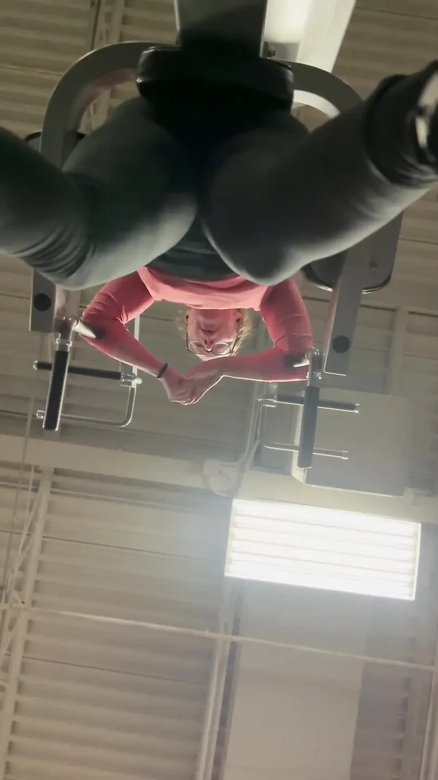 İlk kez spor salonu orgazmı!! Spor salonunda ab egzersizinden boşalıyor