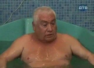 Gülmek için göğüsler.