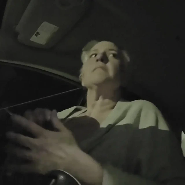 Arkadaşlarım edepsiz külotlu çorabımdan ayrılırken arabamda bana fışkırıyor bölüm 1/2