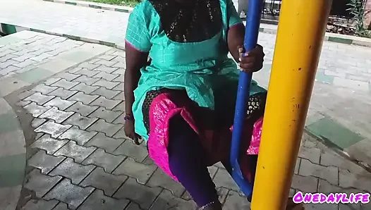 Genç oğlan oyun alanında egzersiz yapan tamil evli kadınla seks yapmaya çalışıyor