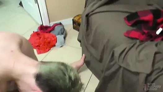 Pürüzsüz iri güzel kadın orta yaşlı seksi ev kurallarını çiğnedi diye aşağılayıcı sikişe katlanıyor