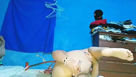 Latin esmer kadın orgazm olana kadar lezzetli amına mastürbasyon yapıyor