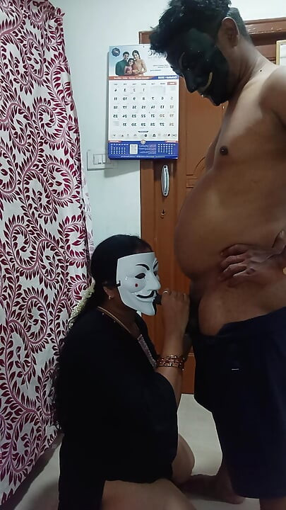 Hintli kız amcık yiyor ve ayakta sikişiyor
