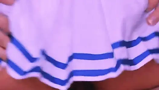 Genç kıza biniyor