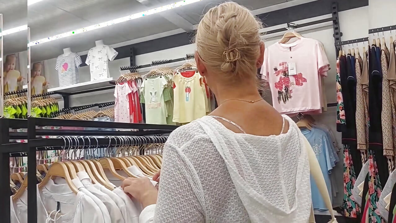 Olgun sarışın eş günlük seksin tadını çıkarıyor