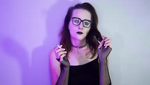 Gotik kız file çorap içinde sigara içiyor