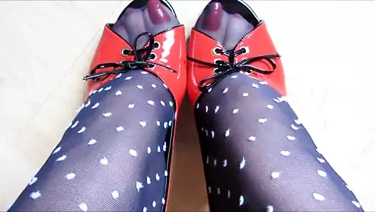 Siyah naylon seksi kırmızı ayak tırnakları