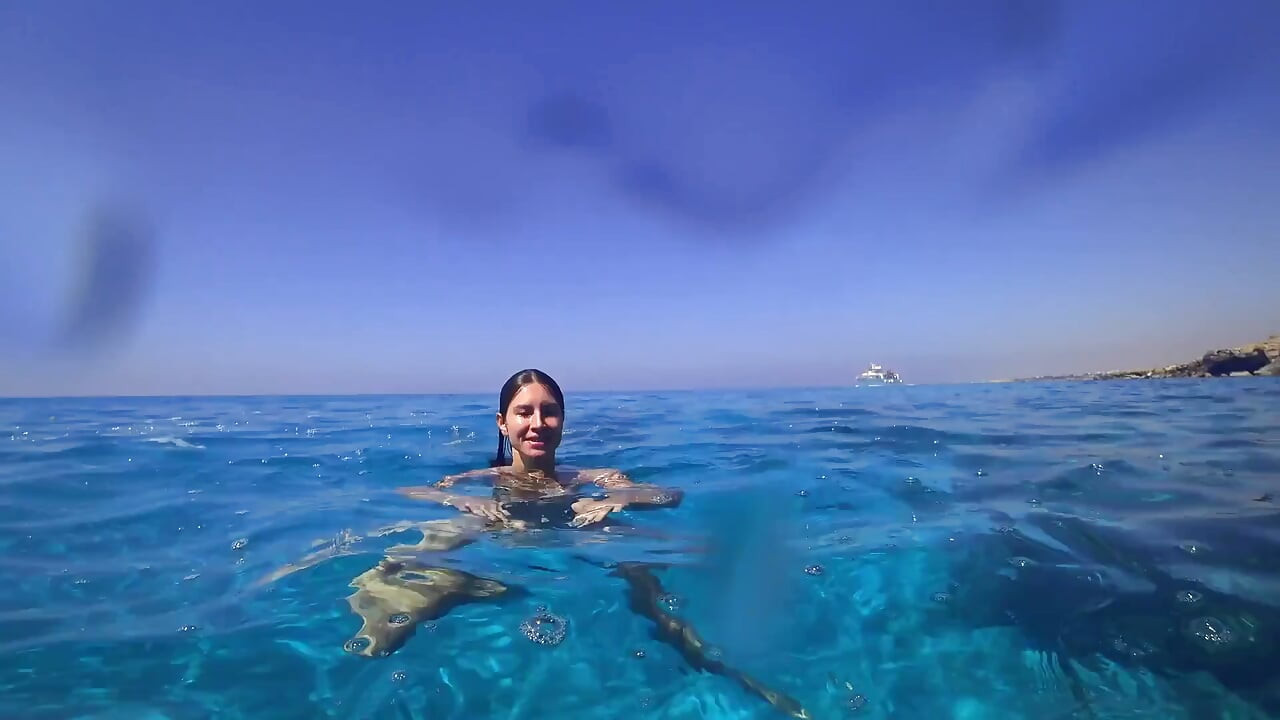 Stunning Girl Swims Nude on Public Beach
