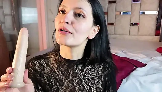 Islak dildo oyunu: yüzümü sırılsıklam bırakıyorum