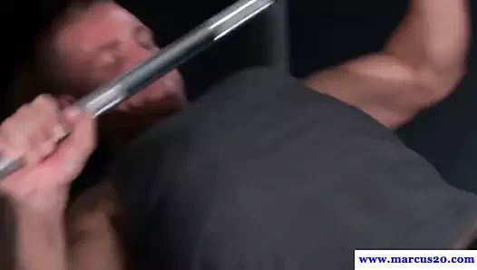 Facefucked düz sporcu buttfucked içinde spor salonu