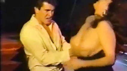 Sıcak küvette busty