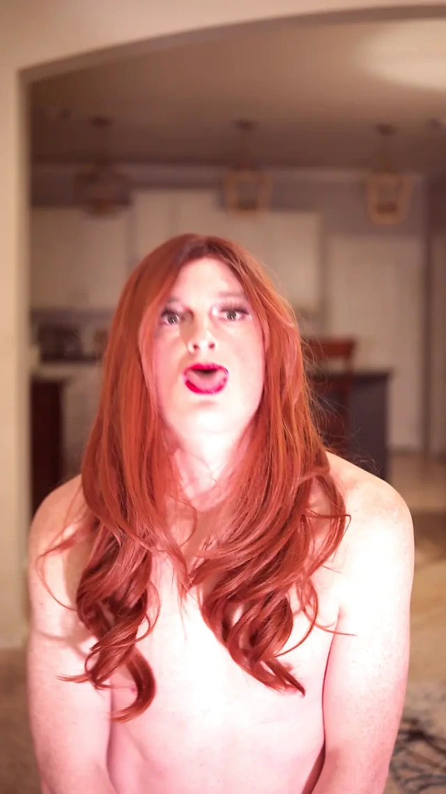 Sürtük kadın kılıklı soyunuyor ve azdırıyor