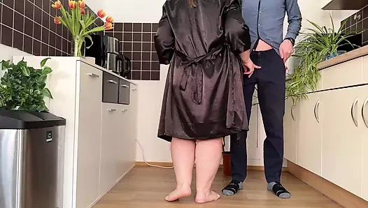 Şehvetli kayınvalidesi damadının yarağının icabına bakıyor