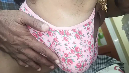 Üvey kız kardeş evde ateşli romantizm yaşıyor