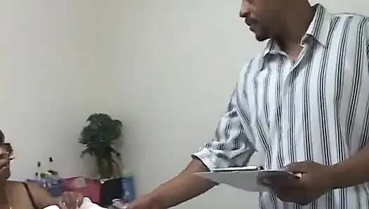 Siyah piliç kıllı amcığını tıraş ediyor