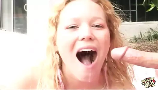 Küçük sarışın sürtük büyük bir dildoyla oynarken derin anal sekse hazırlanıyor