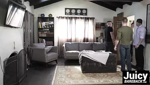 Dört adam buharlı eyersiz eylemin tatlı salınımını alıyor