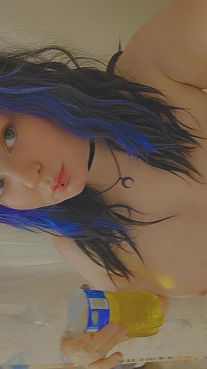 Kendimi su şişesinden kendi sidikimle kapatıyorum