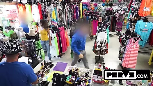 Göt arama ve sikiş - güvenlik görevlisinin dili ve yarağı beni boşaltıyor