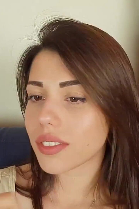Güzel genç kızla yüz ve sigara içme fetişi