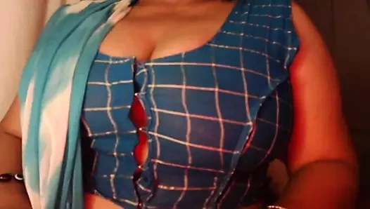 Göğüsler meme emiyor ateşli göğüsler gösteriyor.