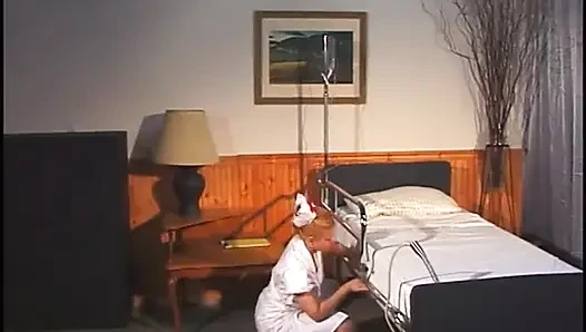 Randy doktor şehvetli sarışın hemşireyi hastane yatağında sikiyor