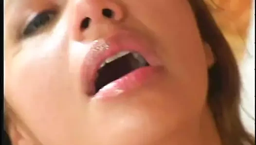 Harika memeli latin yarak emiyor ve mutfak tezgahında sikiliyor