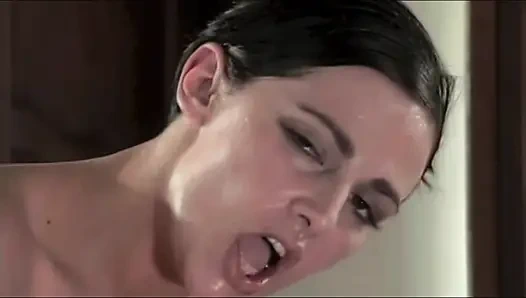 Monica Davetsiz Misafirle Sert Davranıyor