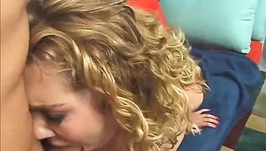 Genişleyen sarışın kaltak göt deliğini dölle dolduruyor