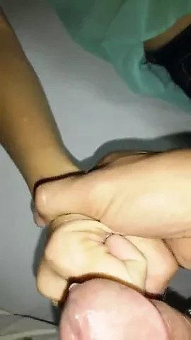 Anne ve üvey oğlu yatak odasında konuşuyor