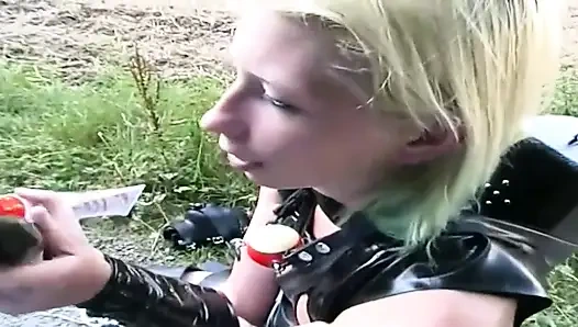 Maskeli sarışın piliç deri kıyafetle poz verdi