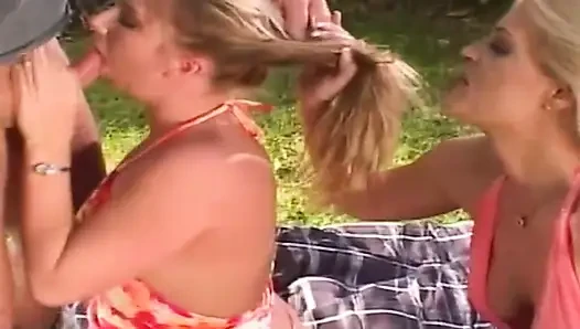 Sarışın hatun açık havada yumrukla sikiliyor