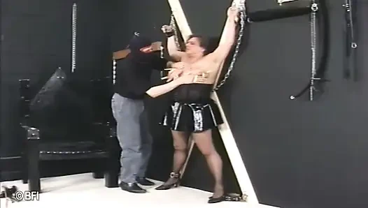 Maskeli dom sapık itaatkarlarıyla eğleniyor