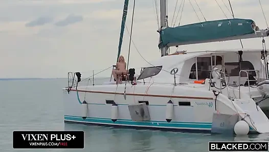 Zenci yarağına aç sarışın ev partisinde dj'i sikiyor