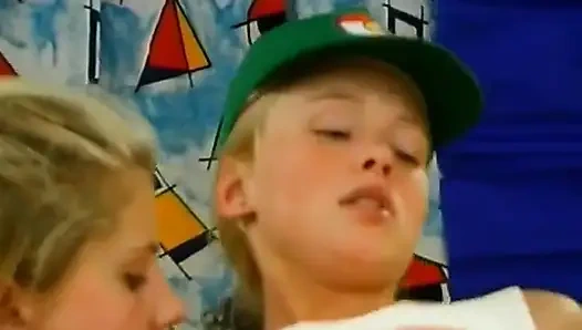 Debbie ve Rowena ateşli bir üçlü seks yapıyor