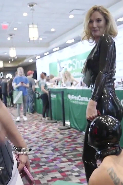 En pis sikişen sürtük: Mona Wales herkesin içinde Mona Wales, Tony Orlando ile Tony Orlando'yu aşağılıyor