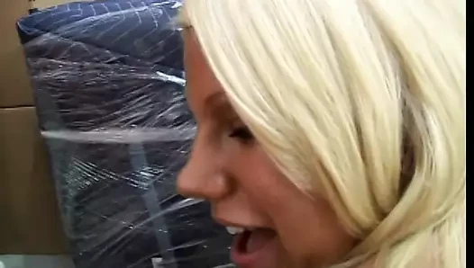 horoz emme sarışın kız verir bir pov oral seks ve alır bir yük üzerinde ona popo