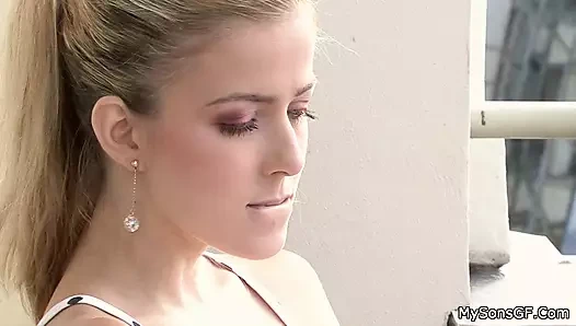 Sarışın kız arkadaşı yaşlı adamla aldatıyor