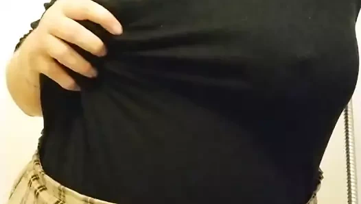 Bbw arkadaşının banyosunda büyük memeler ile eğleniyor