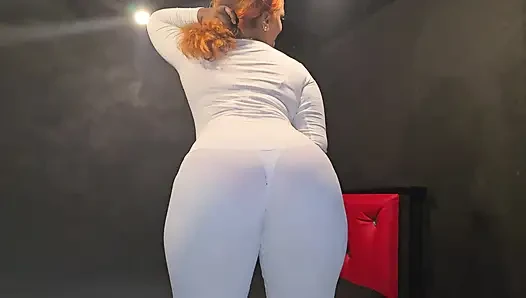 Seksi kraliçe nilmini sheron büyük yarakla sert sikişiyor