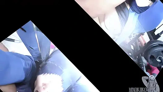 Asyalı tesettürlü kız fitness araçlarına sıkıştı ve eğitmeni tarafından yüzüne boşaltıldı - minokiiko
