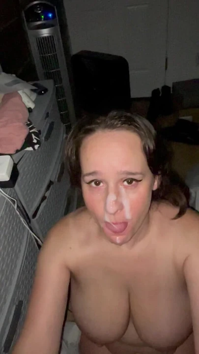 Сексуальная жена получает массивный камшот на лицо