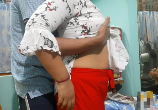 Evde yalnız olduklarında güzel Hintli çift gerçek seks videosu