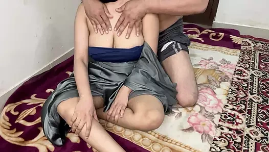 Öğretmen bluzsuz öğretiyor, öğrencisinin onu sert sikişini görüyor