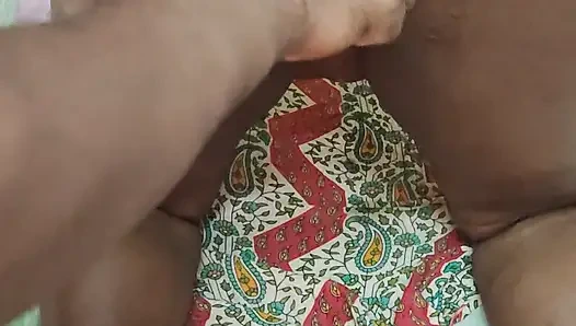 Biwi ka body kiya'ya masaj yapıyor