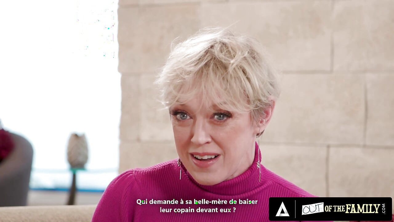 Ailenin dışında - orta yaşlı seksi kadın dee williams üvey kızı mastürbasyon yaparken erkek arkadaşıyla sikişiyor