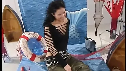 İlk kez kamera karşısında, hâlâ biraz utangaç