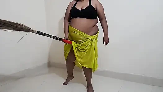 Hintli hizmetçi evi süpürürken cinsel olarak tahrik oluyor ve süpürgeyle seks yapıyor