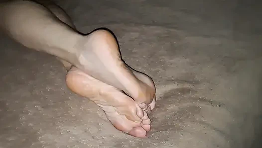 Komşu azgın nine ayaklarıyla beni azdırmayı seviyor