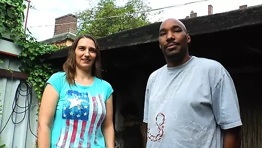 Büyük göt ve göğüsler ile sıcak bir kız için ırklararası çılgın seks